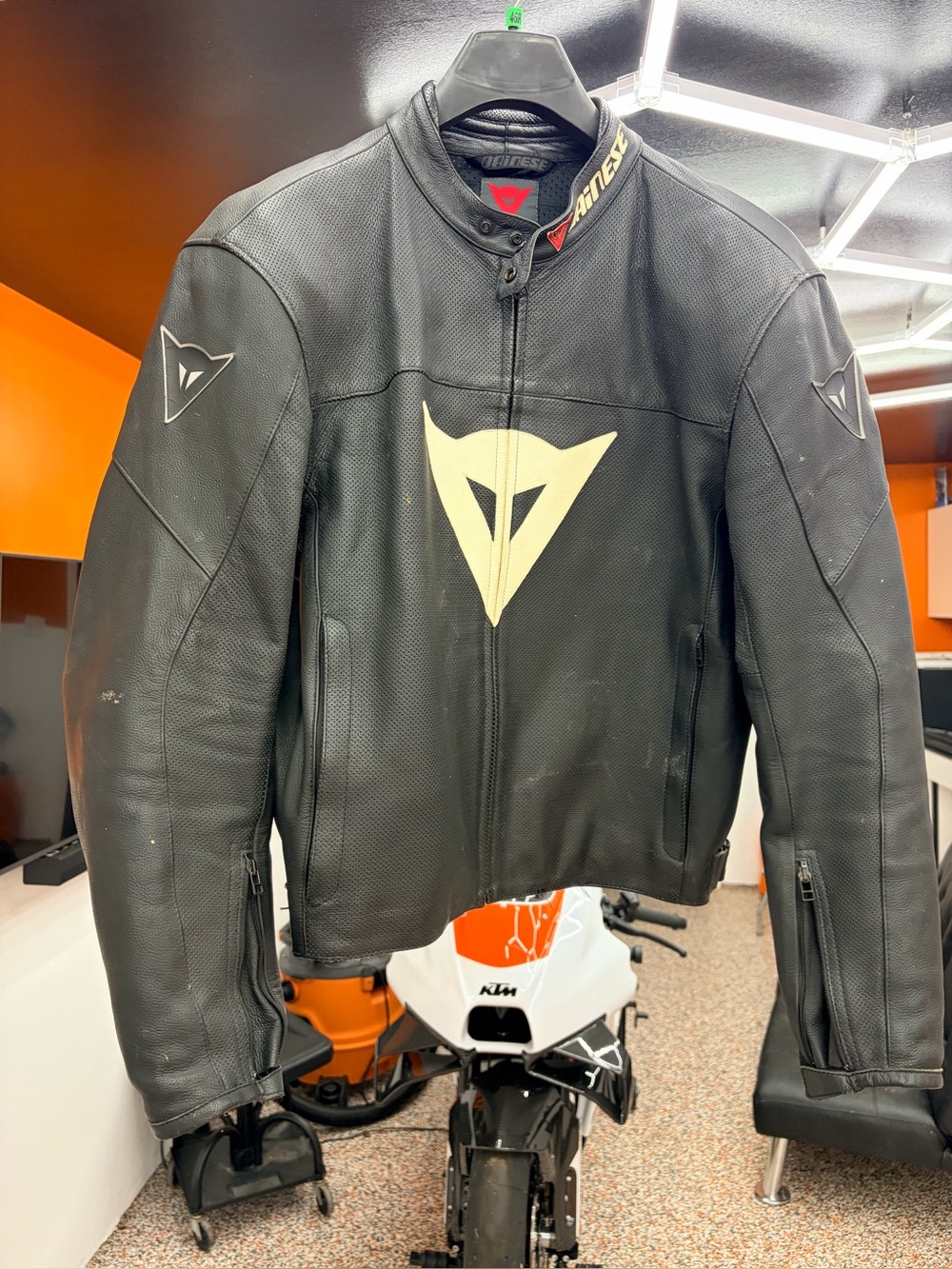 Dainese Leather Motorcycle Jacket – Size 56 (Men’s XL) – Elbow Armor Included